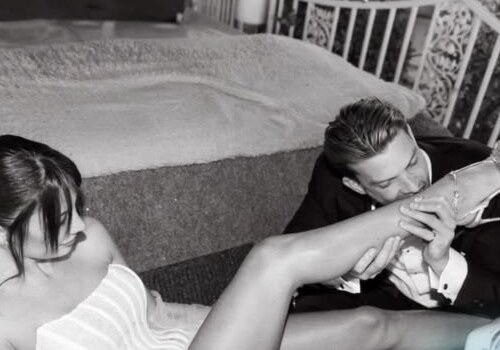 Pareja en una fotografía editorial en blanco y negro