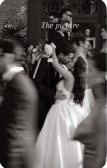 Beso de una pareja rodeada de movimiento