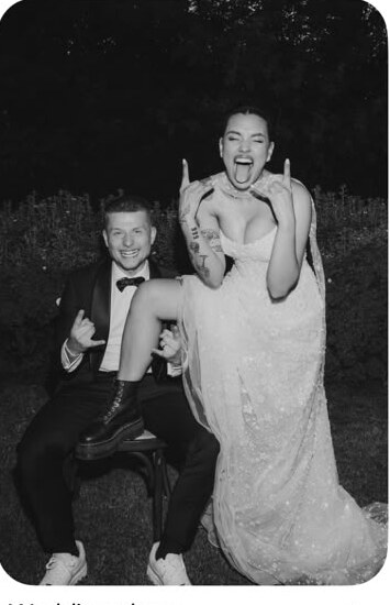 Novios celebrando de forma divertida durante la fiesta