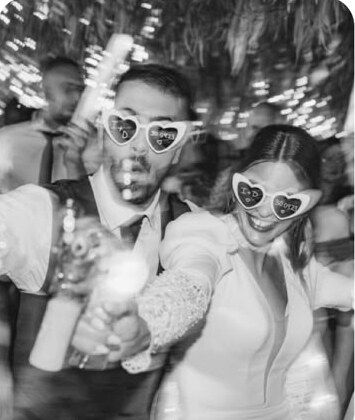 Pareja con gafas de fiesta y luces en movimiento