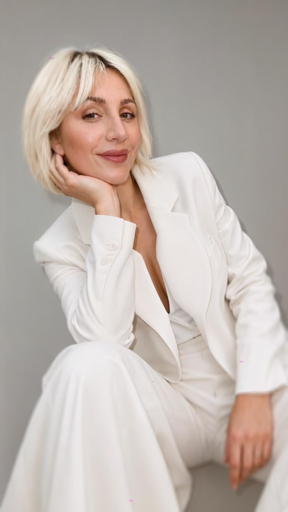 Mara Cardenete con traje blanco